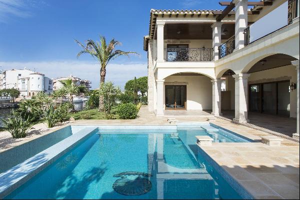 Luxurious Villa for sale in Empuriabrava with a 27 meter mooring