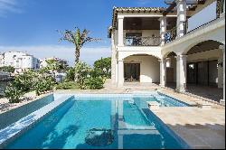 Luxurious villa for sale in Empuriabrava with a 27 meter mooring