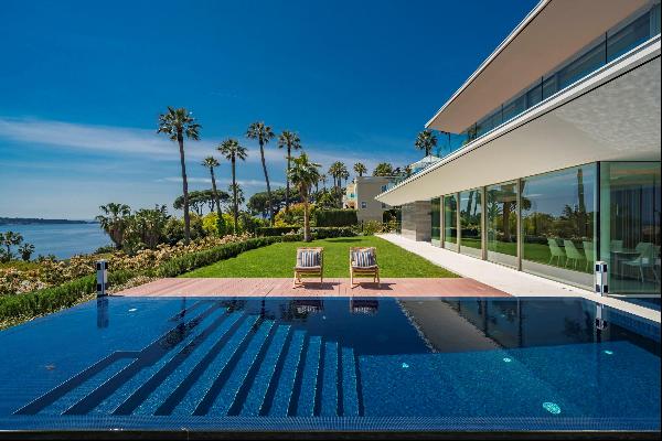 An exceptional modern villa for sale in secure domain in Cannes with panoramic views onto 