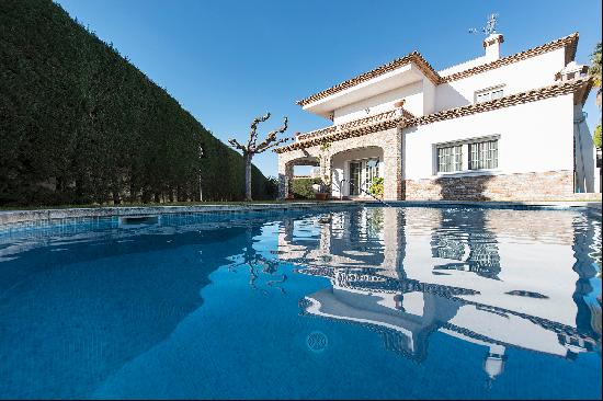 Centrally located house in Playa de Aro with garden and pool