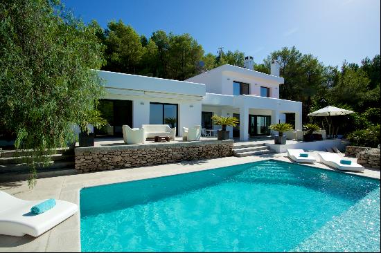 Modern villa with sea views for holiday rental in Cala Tarida