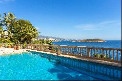 Seafront villa with sea access in Cala Vinyes