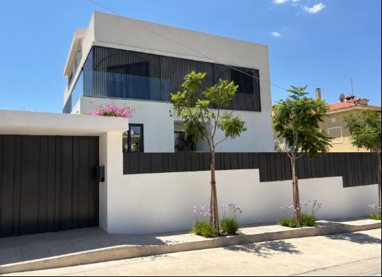 Luxury 460 sq.m. Detached House in Vari