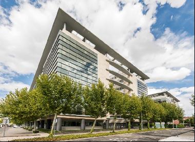 Business complex of 44,000 sqm with two buildings with plants of 3,000 sqm divisible up to