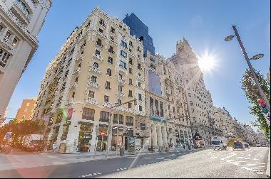 Exclusive office building, rehabilitated in its entirety, in the busiest area of Gran via.