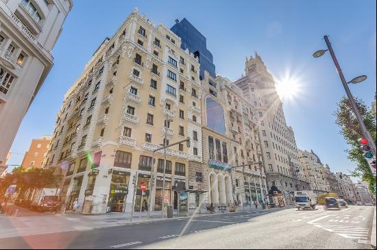 Exclusive office building, rehabilitated in its entirety, in the busiest area of Gran via.