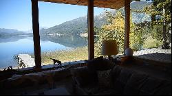 Modern lakefront retreat home on Lago Moreno