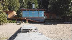 Modern lakefront retreat home on Lago Moreno