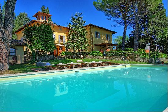 Impressive and beautiful 17th-century villa with pool and annexes.