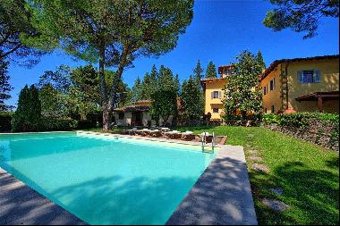 Impressive and beautiful 17th-century villa with pool and annexes.