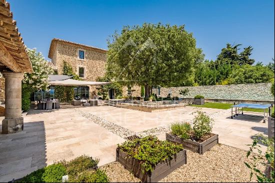 Close to Gordes - Magnificent restored Mas among olive trees