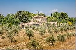 Close to Gordes - Magnificent restored Mas among olive trees