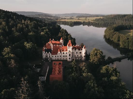 Chateau zinkovy - A Romantic Chateau Surrounded by Forests and Water