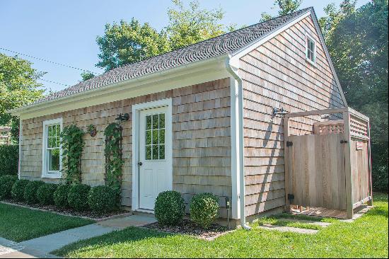  Super-convenient to everything East Hampton, this surfer-chic property includes 2 bedroom