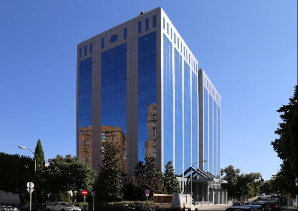 Office building located on José Bardasano Baos street, next to Avenida de la Paz and Avda.