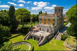 Magnificent historical villa with typical italian garden in Umbria