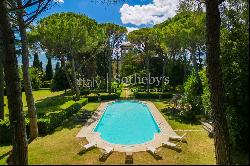 Magnificent historical villa with typical italian garden in Umbria