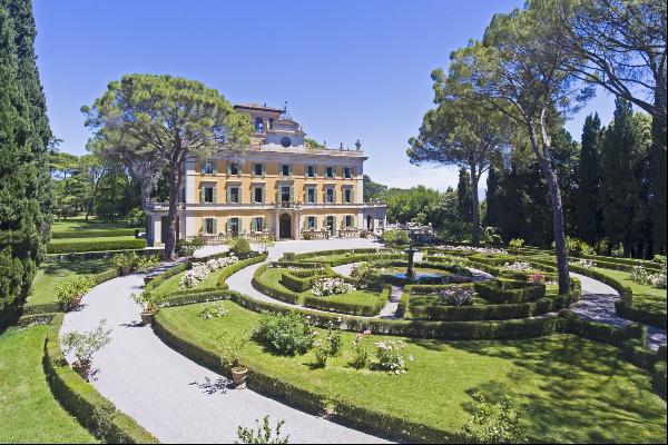 Magnificent historical villa with typical italian garden in Umbria