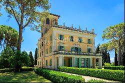 Magnificent historical villa with typical italian garden in Umbria