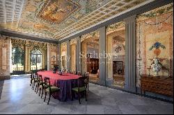 Magnificent historical villa with typical italian garden in Umbria