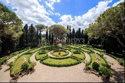 Magnificent historical villa with typical italian garden in Umbria