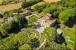 Magnificent historical villa with typical italian garden in Umbria