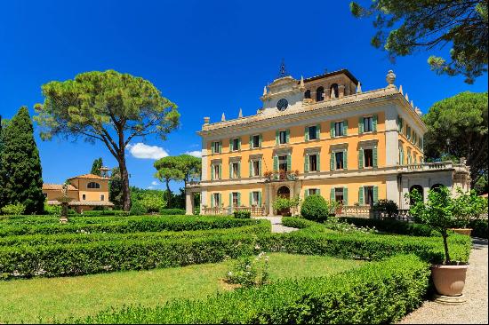 Magnificent historical villa with typical italian garden in Umbria