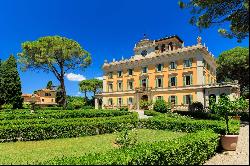 Magnificent historical villa with typical italian garden in Umbria