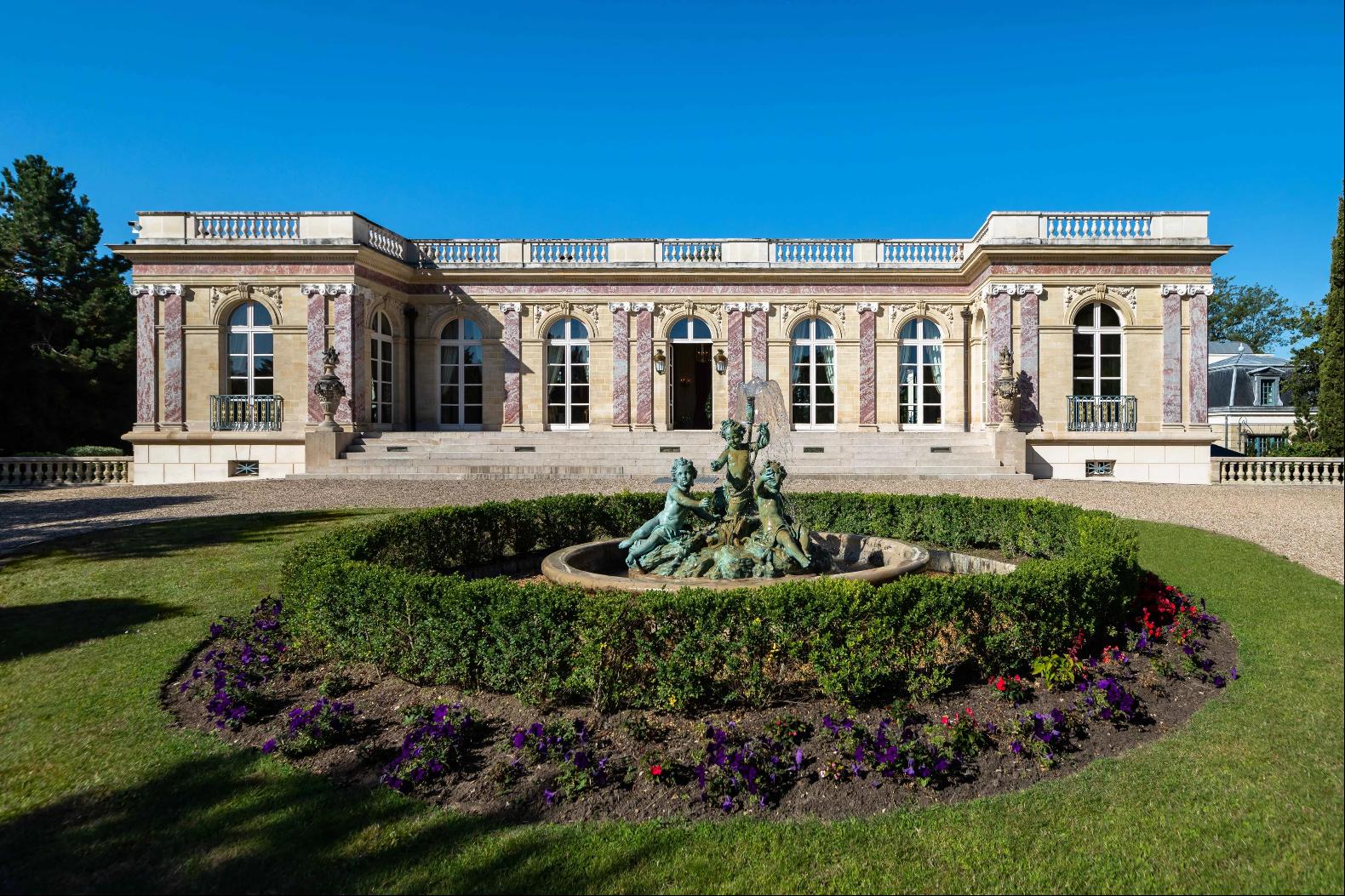 A sublime Palais inspired by Grand Trianon Palace, 20 min from Paris