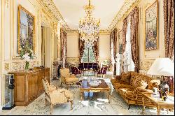 A sublime Palais inspired by Grand Trianon Palace, 20 min from Paris