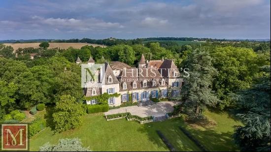 Stunning chateau with beautiful park and outbuildings