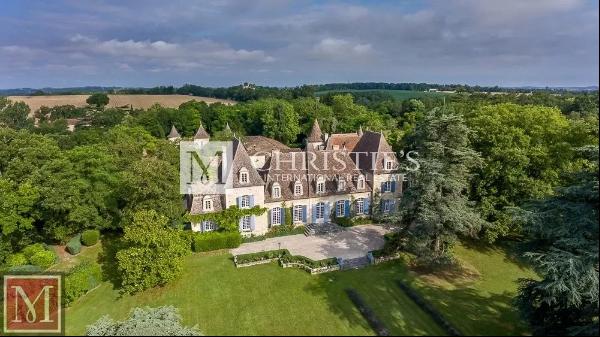 Stunning château with beautiful park and outbuildings