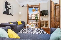 Large apartment for 7 people with tourist license in Eixample Derecho