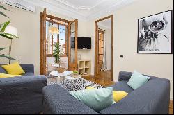 Large apartment for 7 people with tourist license in Eixample Derecho