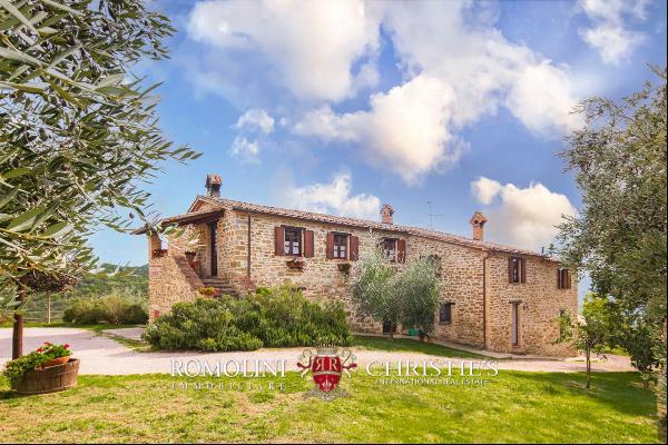 Umbria - RESTORED COUNTRY HOUSE WITH POOL FOR SALE IN GUBBIO