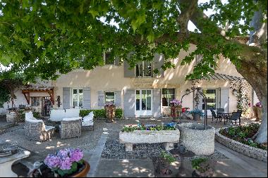 Beautiful property for sale between l’Isle sur la Sorgue and Avignon, in the Vaucluse.