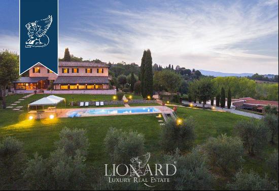 Luxury villa with panoramic view for sale in Siena