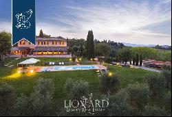 Luxury villa with panoramic view for sale in Siena