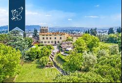 On the top of a hill around the gentle slopes of Scandicci, a historic villa with park, sw