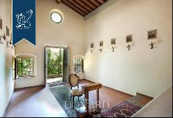 On the top of a hill around the gentle slopes of Scandicci, a historic villa with park, sw