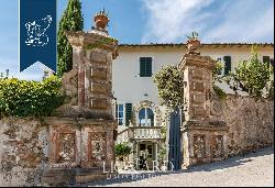 Luxury villa with swimming pool for sale in Lucca