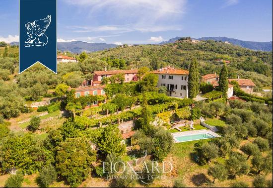 Luxury villa with swimming pool for sale in Lucca