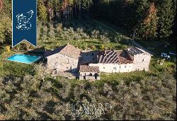 Farmstead with swimming pool for sale in Florence