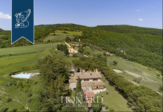 Stunning farmstead with swimming pool for sale in the province of Perugia