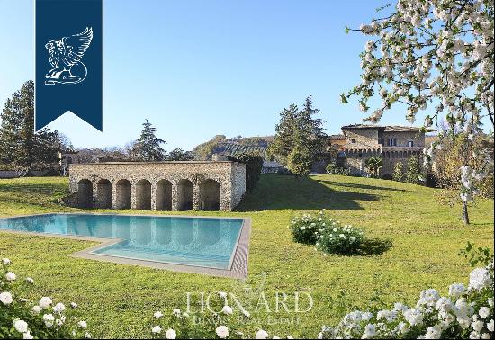 Prestigious Medici estate with frescoes and panoramic terrace for sale on the Tuscan-Romag