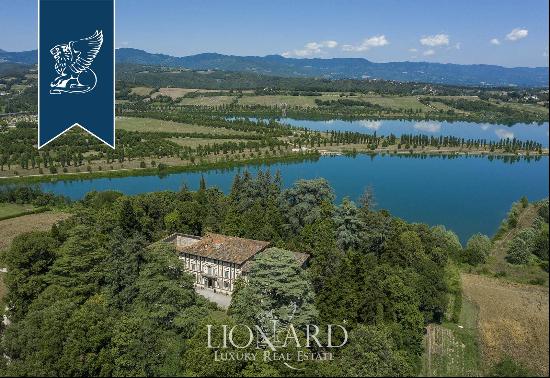 Prestigious luxury villa with lake view for sale in Mugello