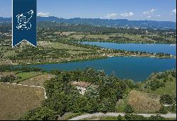 Prestigious luxury villa with lake view for sale in Mugello