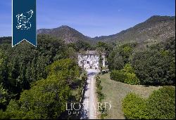 Luxury villa with park for sale in Lucca