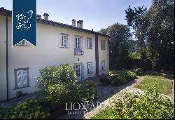 Luxury villa with park for sale in Lucca