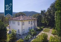 Luxury villa with park for sale in Lucca